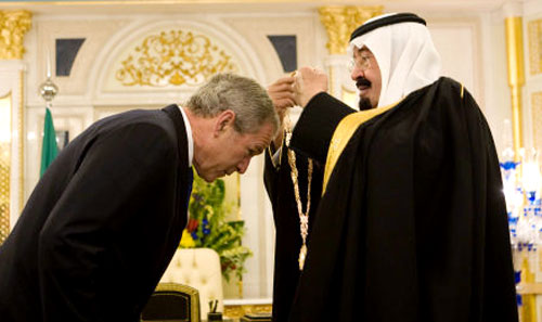 الملك عبد الله يقلّد بوش وسام الملك عبد العزيز في الرياض أمس (مندل نغان - أ ف ب)