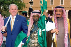 بوش وحاكم الرياض يؤدّيان رقصة بالسيف أمس (رويترز)