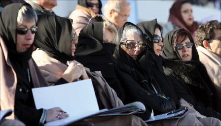 نساء غربيات خلال سباق للخيل في الرياض الأربعاء الماضي (أ ف ب ـ حسن عمّار)