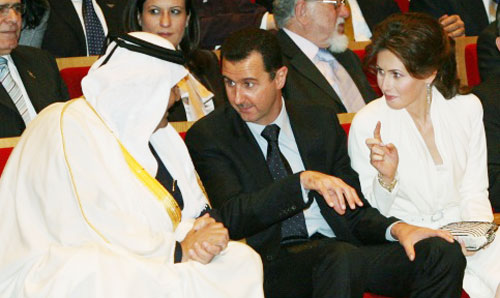 الأسد يتوسّط زوجته وحمد بن خليفة آل ثاني في افتتاح الاحتفال في دمشق أول من أمس (خالد الحريري ـ رويترز)