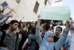 طلاب جزائريون يتظاهرون لتطوير برامجهم الدراسية في العاصمة أمس (محمّد مسرّة ـ إي بي أي)