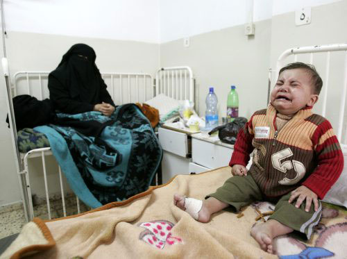 طفلة فلسطينية في مستشفى الناصر في غزّة أمس (محمّد سالم ـ رويترز)
