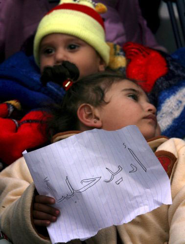 تظاهرة لأطفال غزّة المحاصرين أمس (علي علي ـ إي بي أي)