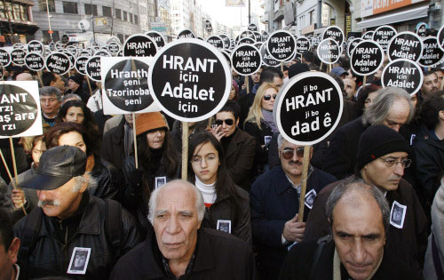 أتراك يطالبون بمحاكمة قتلة هرانت دينك في الذكرى السنويّة الأولى لاغتياله في اسطنبول الأسبوع الماضي (عثمان أورسال - رويترز)