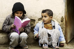 فتاة عراقيّة تتصفّح كتاباً في النجف أمس (علاء المرجاني - أ ب)
