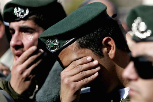 جنود إسرائيليّون خلال دفن زميلهم الذي قُتل في 25 من الشهر الماضي قرب مدينة بئر السبع (رونين زفيلين ـ رويترز)