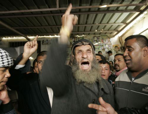فلسطينيّون غاضبون بعد استشهاد 9 أشخاص في غزّة أمس (إبراهيم أبو مصطفى ـ رويترز)