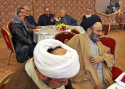 رجال دين إيرانيون خلال مشاركتهم في احتفال للطائفة اليهوديّة بمناسبة ذكرى الثورة الإسلاميّة في طهران منذ يومين (حسن سربخشيان ـ أ ب)