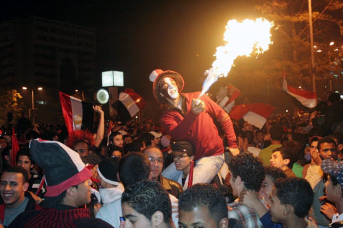 من احتفالات المصريّين الليليّة في القاهرة أول من أمس (الأخبار)