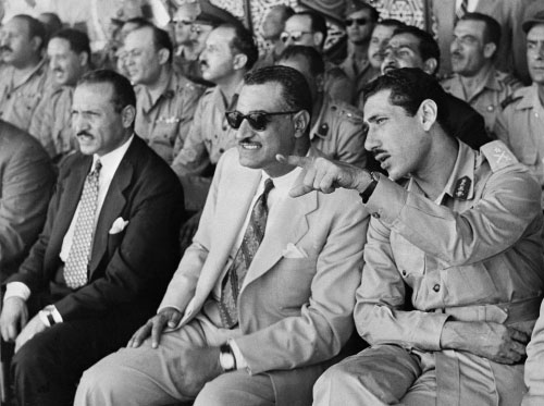 عبد الحكيم عامر إلى يسار عبد الناصر خلال عرض عسكري جوّي في مصر (أرشيف)