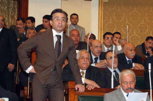 أحمد عزّ أمين الحزب الحاكم المصري في البرلمان أمس (الأخبار)