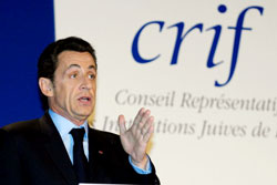 ساركوزي يلقي كلمته أمام الجمعية اليهوديّة الفرنسيّة في باريس يوم الأربعاء الماضي (غوزالو فوينتس ـ أ ف ب)