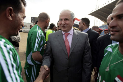 أحمد الجلبي يصافح رياضيين شيعة وسنّة في بغداد أمس (أحمد الربيعي ـ أ ف ب)