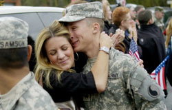 جندي أميركي عائد من العراق يعانق زوجته في ولاية فرجينيا في الرابع من الشهر الجاري (أ ب)