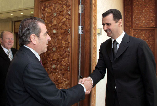 الأسد يستقبل إدواردو فريي في دمشق أمس (أ ب)