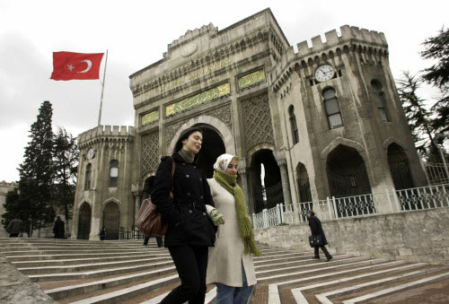 طالبتان تركيّتان في حرم جامعة إسطنبول في 12 من شباط الجاري (إبراهيم أسطا ـ أ ب)