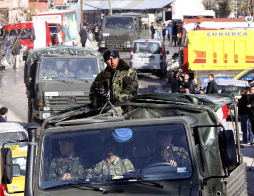 قوافل الجنود الأتراك تعود إلى بلادها من شمال العراق أمس (فاتح ساريباس ـ رويترز)