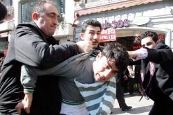 عناصر استخبارات أتراك يعتقلون متظاهراً كرديّاً في إسطنبول (عثمان أورسال ـ رويترز)