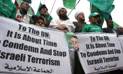 فلسطينيّون من «الجماعة الإسلاميّة» يتظاهرون ضدّ إسرائيل في غزّة أوّل من أمس (محمّد زعتري ـ أ ب)