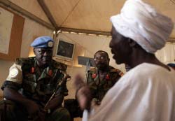 قائد قوّات الأمم المتّحدة في دارفور لوثر أغواي خلال جولة في جنوب الإقليم (ستيوارت برايس ـ رويترز)