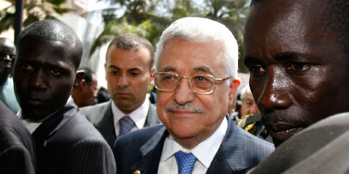 محمود عبّاس يصل إلى قاعة المؤتمر الإسلامي في داكار أمس (نورمن بلوين ــ رويترز)