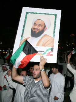 كويتيّون يحملون صورة الشيخ حسين المعتوق بعد إطلاق سراحه (ياسر الزيّات ـ أ ف ب)