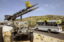 لبنانيّون يمرّون قرب مجسّم منصة لإطلاق الصواريخ في منطقة صور (محمود الزيّات ـ أ ف ب)