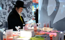 يهودي يزور معرض الكتاب في باريس أوّل من أمس (مارتن بورو ـ رويترز)