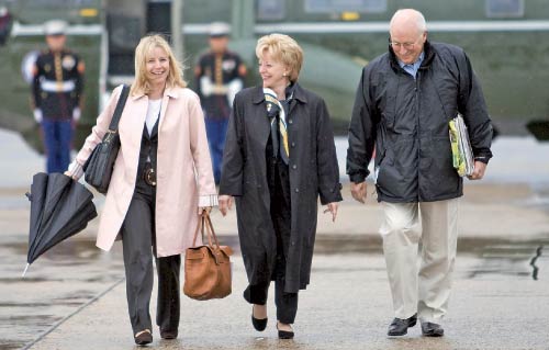 ديك تشيني وزوجته لين وابنته ليز يتوجّهون نحو طائرة «إير فورس 2» في قاعدة أندروز أمس (بول ريتشاردز ـ أ ف ب)