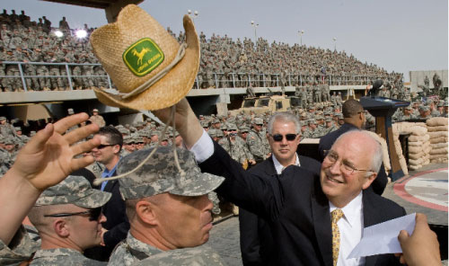 تشيني خلال زيارة إلى قاعدة «بلد» الجويّة في العراق أمس (بول ريتشاردز ـ أ ف ب)