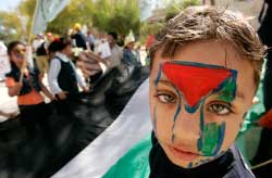 طفل فلسطيني خلال تظاهرة في غزة أمس ( إبراهيم أبو مصطفى - رويترز)
