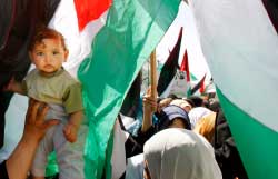 طفل فلسطيني أثناء احتجاج على الاقتتال الداخلي في غزّة أمس (محمّد سالم ـ رويترز)