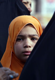 فتاة عراقية تبكي أحد أقاربها في مدينة الصدر أمس (وسام العقيلي ـ أ ف ب)