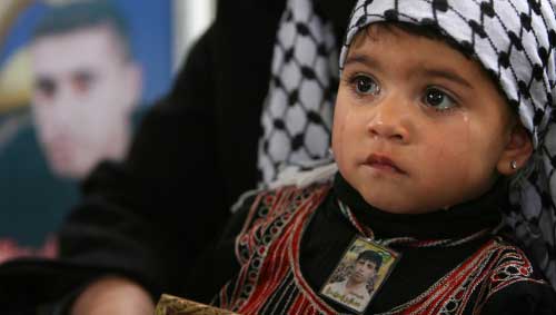 ابنة شهيد فلسطيني خلال اعتصام أمام مركز الصليب الأحمر في غزة أمس ( محمود حمس - أ ف ب)