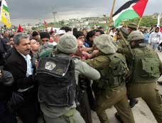 مواجهة بين جنود الاحتلال وفلسطينيين في طولكرم أمس ( جعفر اشتي - أ ف ب)