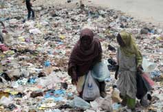 صوماليون يبحثون غن طعام وسط القمامة في مقديشو (أ ب)