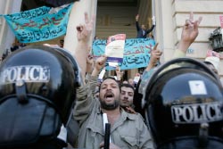 مناصرون لـ “إخوان مصر” يتظاهرون ضدّ اعتقال قادتهم في الإسكندريّة أول من أمس (ناصر نوري ـ رويترز)