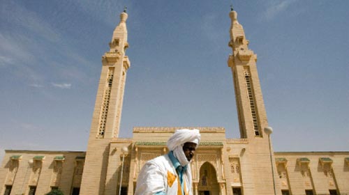 موريتاني يسير أمام مسجد سعوديّ في العاصمة نواكشوط الشهر الماضي (نورمن بلوين ـ رويترز)