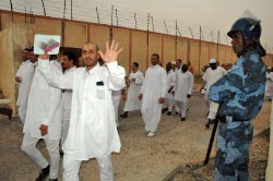 ليبيّون يُطلَق سراحهم من أحد معتقلات طرابلس الغرب الأسبوع الماضي (عبد المجيد الفرغاني ـــ أ ب)