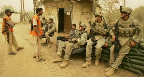 مقاتلان من مجالس الصحوة عند نقطة تفتيش مشتركة مع القوات الأميركية في منطقة عرب الجبور (موريسيو ليما - أ ف ب)
