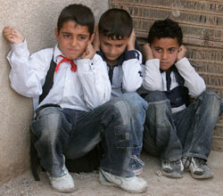 تلامذة يختبئون من المعارك في مدينة الصدر الأسبوع الماضي (كريم رحيم ـــ رويترز)