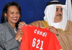 وزير خارجيّة البحرين خالد الخليفة يهدي «كوندي» قميصاً رياضيّاً في المنامة أمس (أ ب)