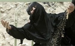 عراقية تنتحب فوق ضريح أحد أقاربها في النجف أمس (علاء مرجاني ـ أ ب)