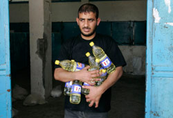 غزّاوي يحمل ما تيسّر له من مساعدات «الأونروا» أمس (إبراهيم أبو مصطفى ـــ رويترز)