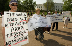 أميركيّون صهاينة من لجنة «الدفاع عن القدس» يرفعون شعارات مناهضة لزيارة عبّاس (بوي ريتشاردز ـــ أ ف ب)