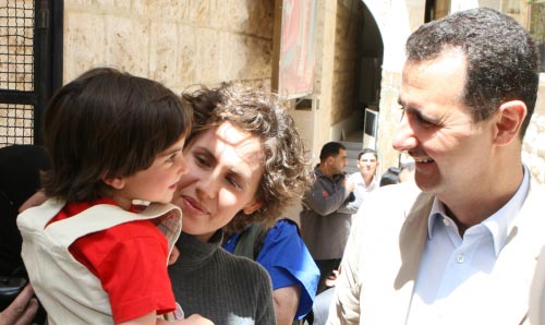 الأسد وزوجته يزوران ديراً لرعاية الأيتام في منطقة معلولا أول من أمس (باسم تلاوي ـ أ ب)