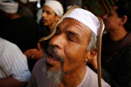 مصري صوفي يمارس شعائره الدينيّة في مسجد في القاهرة أوّل من أمس (عمرو دلش ـــ رويترز)