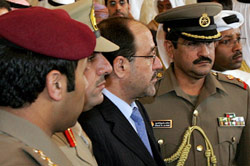 المالكي يدخل إلى قاعة اجتماع دول جوار العراق في الكويت الشهر الماضي (ياسر الزيّات ـــ أ ف ب)