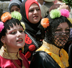 طالبات عراقيّات يحتفلن بتخرّجهنّ في بغداد أمس (سيروان عزيز ــ رويترز)