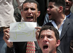 مصريّون يطالبون مبارك بالرحيل في 4 أيّار (خالد دسوقي ـــ أ ف ب)
